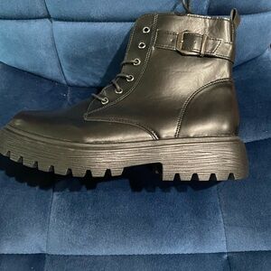 Ladies combat boots size 11.5 NWT
